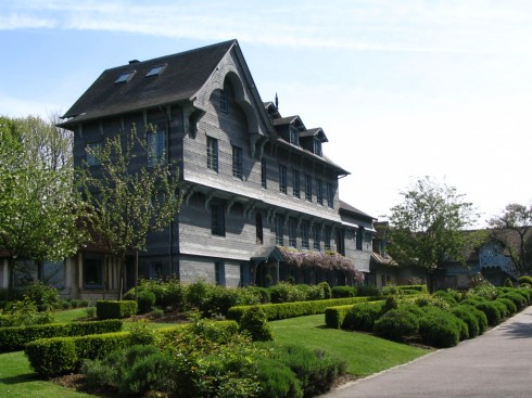Fra La Ferme Saint-Siméon hvor kunstnerne holdt til - i dag et flott hotell. Foto: Brunodesacacias / Wikipedia Honfleur, La Ferme Saint-Siméon, greniers-a-sel, Église Saint-Étienne, Vieux Bassin, impresjonistene, Hundreårskrigen, Normandie, Calvados, Vest-Frankrike