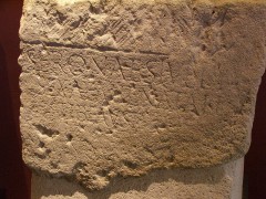 Steintavle med dedikasjon til Apollo fra et gammelt romersk tempel i Le Mans. Foto: Le Mans / Wikipedia CC BY SA 3.0 Le Mans, Maine, Vieux Mans, Sarthe, La Cité Plantagenét, romertid, middelalder, Henry den II. La Reine Bérengère, Cathédrale Saint-Julien de Le mans, Unescos liste over Verdensarven, Vest-Frankrike, Frankrike