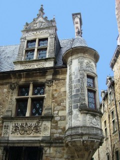 Middelalderhuset Maison de la Tourelle er ytterst sjarmerende med sitt karnappvindu og hjørnetårn Le Mans, Maine, Vieux Mans, Sarthe, La Cité Plantagenét, romertid, middelalder, Henry den II. La Reine Berenger, Cathédrale Saint-Julien de Le mans, Unescos liste over Verdensarven, Vest-Frankrike, Frankrike