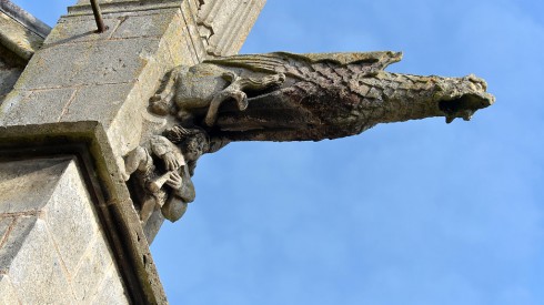 Groteske og truende fabeldyr stikker ut fra katedralens avsatser. Under sitter en ubekymret trubadur og spiller fløyte. Foto: Selbymay / Wikipedia CC BY SA 3.0 Le Mans, Maine, Vieux Mans, Sarthe, La Cité Plantagenét, romertid, middelalder, Henry den II. La Reine Berenger, Cathédrale Saint-Julien de Le mans, Unescos liste over Verdensarven, Vest-Frankrike, Frankrike