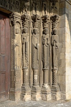 Likheten med Chartres Kongeportal er slående - ikke minst hvordan kjortlene folder seg. Foto: Selbymay / Wikipedia CC BY SA 3.0 Le Mans, Maine, Vieux Mans, Sarthe, La Cité Plantagenét, romertid, middelalder, Henry den II. La Reine Berenger, Cathédrale Saint-Julien de Le mans, Unescos liste over Verdensarven, Vest-Frankrike, Frankrike
