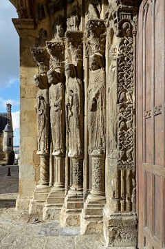 Skulpturene er flate, høye og tynne, slik som i Moissac og i Kongeportalen i Chartres. Foto: Selbymay / Wikipedia CC BY SA 3.0 Le Mans, Maine, Vieux Mans, Sarthe, La Cité Plantagenét, romertid, middelalder, Henry den II. La Reine Berenger, Cathédrale Saint-Julien de Le mans, Unescos liste over Verdensarven, Vest-Frankrike, Frankrike