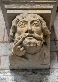 Det var visst vanlig å gi fingeren om lag tusen år tidligere enn vi var klar over. Foto: Selbymay / Wikipedia CC BY SA 3.0 Le Mans, Maine, Vieux Mans, Sarthe, La Cité Plantagenét, romertid, middelalder, Henry den II. La Reine Berenger, Cathédrale Saint-Julien de Le mans, Unescos liste over Verdensarven, Vest-Frankrike, Frankrike