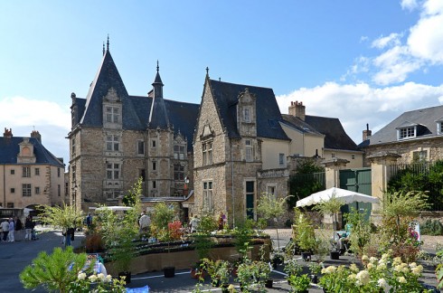 Palais du Grabatoire er et nydelig historisk bygningskompleks fra renessansen. Foto: Selbymay / Wikipedia CC BY SA 3.0 Le Mans, Maine, Vieux Mans, Sarthe, La Cité Plantagenét, romertid, middelalder, Henry den II. La Reine Berenger, Cathédrale Saint-Julien de Le mans, Unescos liste over Verdensarven, Vest-Frankrike, Frankrike