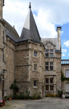 Palais du Grabatoire har mange flotte arkitektoniske detaljer. Foto: Selbymay / Wikipedia CC BY SA 3.0 Le Mans, Maine, Vieux Mans, Sarthe, La Cité Plantagenét, romertid, middelalder, Henry den II. La Reine Berenger, Cathédrale Saint-Julien de Le mans, Unescos liste over Verdensarven, Vest-Frankrike, Frankrike
