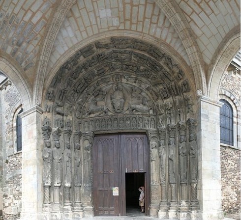 Sørportalen er preget av alderdommelige skulpturer. Foto: Crochet.david / Wikipedia CC BY SA 3.0 Le Mans, Maine, Vieux Mans, Sarthe, La Cité Plantagenét, romertid, middelalder, Henry den II. La Reine Berenger, Cathédrale Saint-Julien de Le mans, Unescos liste over Verdensarven, Vest-Frankrike, Frankrike