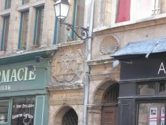 Fra Rue Saint Jean legg merke til skjellet på veggen - tegnet på pilegrimsruten til Santiago del Compostela. Foto: Alexmar983 / Wikipedia Lyon, romertid, Unescos liste over Verdensarven, renessansen, Midt-Frankrike