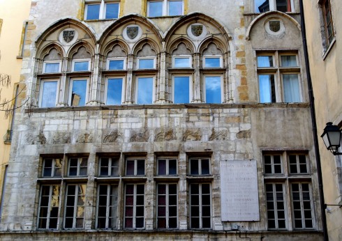 Maison Thomassin ble oppført i gotisk stil sent på 1200-tallet, og er nesten ikke til å tro. Foto: Phinou / Wikipedia Lyon, romertid, Unescos liste over Verdensarven, renessansen, Midt-Frankrike