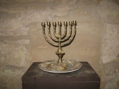 Jødene hadde stor betydning for Cordoba frem til de ble kastet ut i år 1492. Her den 7-armede lysestaken Menorá i synagogen. Foto: Samu / Wikipedia Cordoba, katedral-moskéen La Mezquita, Alcazae Reyes Cristianos, Guadalquivir, Al-Zahra, Unescos liste over Verdensarven, historisk bydel, gamleby, Andalucia, Spania
