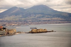 Castell dell'Ovo er en festning fra år 1154, som var kongebolig for normannerkongene - er i dag museum Castell dell'Ovo, Napoli, renessanse, normannere, middelalder, Unescos liste over Verdensarven, historisk bydel, gamleby, Campania, Sør-Italia, Italia