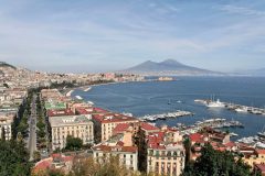 Panorama over Napoli og bukten med Vesuv i bakgrunnenNapolis middelalderfestning Castelnuovo fra 1300-tallet sett fra sjøsiden Napoli, renessanse, middelalder, Unescos liste over Verdensarven, historisk bydel, gamleby, Campania, Sør-Italia, Italia