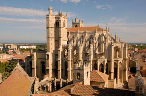 Den gotiske Cathédrale St.-Just et St.-Pasteur er ikke fullført, men har dimensjoner som imponerer Narbonne, Sør-Frankrike