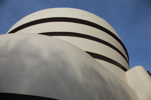 Solomon Guggenheim Museum sett fra 5th Avenue. Bygningen er tegnet av den berømte arkitekten Frank Lloyd Wright New York, Guggenheim, MOMA, Unescos liste over Verdensarven, USA