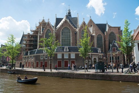 Oude Kerk har bygningsdeler fra 1200-tallet, men det meste av det du ser her er fra 1300-tallet. Foto: © NBTC Holland Marketing Amsterdam, kanaler, middelalder, Anne Frank, Rijksmuseum, Van Gogh Museum, Hermitage, Unescos liste over Verdensarven, Holland, Nederland