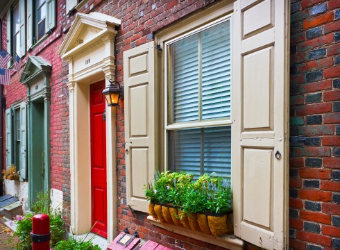 Disse rekkehusene i rød murstein ble et begrep og fikk navnet Philadelphia Row Houses etter hvert som denne arkitekturen spedde seg over hele USA Philadelphia Row Houses, Unescos liste over Verdensarven, USA