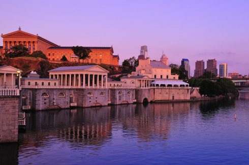 Philadelphia var USAs hovedstad og ble en mønsterby når det gjaldt infrastruktur og byplanlegging - her Fairmounts Water Works fra år 1801 i praktfull klassisistisk gresk tempelarkitektur Philadelphia Waterworks on Schuykill River, Unescos liste over Verdensarven, USA