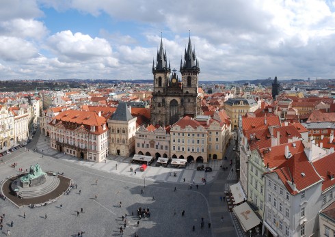 Markedsplassen med Tyn-kirken, der den danske astronomen Tycho Brae ligger begravd, er Prahas viktigste møteplass Praha, Stare Mesto, markedsplassen, Karlsbroen, Böhmen, Tsjekkia,