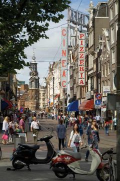Fra den livlige plassen Rembrandtsplein, der mange møtes for å kose seg med noe i glasset. Foto: © NBTC Holland Marketing Amsterdam, kanaler, middelalder, Anne Frank, Rijksmuseum, Van Gogh Museum, Hermitage, Unescos liste over Verdensarven, Holland, Nederland