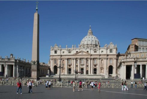 Peterskirken - eller Basilica di San Pietro - regnes som alle kirkers mor - dagens versjon er formet av arkitekter som Bramante og Michelangelo Peterskirken, Roma, Unescos liste over Verdensarven, romerriket, Forum, antikken, historiske bydeler, gamlebyen, Trastevere, den evige stad, Tiber, Vatikanet, Panthon, Roma, Midt-Italia, Italia