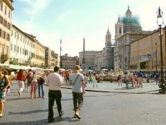 Det er mange grunner til å besøke Piazza Navona - fontenene, folkelivet og arkitekturen er bare noen Piazza Navona, Roma, Unescos liste over Verdensarven, romerriket, Forum, antikken, historiske bydeler, gamlebyen, Trastevere, den evige stad, Tiber, Vatikanet, Panthon, Roma, Midt-Italia, Italia