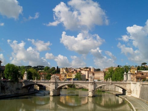 Ponte Fabricio fra år 62 før Kristus leder fra den jødiske bydelen Getto til Tiber-øya - herfra leder en annen bro, Ponte Cestio, over til Trastevere Ponte Fabricio, Roma, Unescos liste over Verdensarven, romerriket, Forum, antikken, historiske bydeler, gamlebyen, Trastevere, den evige stad, Tiber, Vatikanet, Panthon, Roma, Midt-Italia, Italia