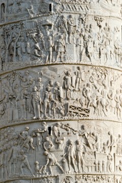 Den 40 meter høye Trajansøylen finner du i Forum, ved Trajans marked. Søylen viser hendelser under hans felttog i Dacia (Romania) i år 101 og 102Detalj fra Trajansøylen Trajansøylen, Roma, Unescos liste over Verdensarven, romerriket, Forum, antikken, historiske bydeler, gamlebyen, Trastevere, den evige stad, Tiber, Vatikanet, Panthon, Roma, Midt-Italia, Italia