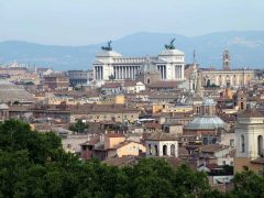 Vittore Emanuele-monumentet er reist etter kongen som ble den første regenten i nyere tid etter samlingen av Italia i år 1861 - bygget kalles på folkemunne noe respektløst Vittore Emeanuele, Roma, Unescos liste over Verdensarven, romerriket, Forum, antikken, historiske bydeler, gamlebyen, Trastevere, den evige stad, Tiber, Vatikanet, Panthon, Roma, Midt-Italia, Italia