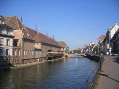 Bygningen til venstre er den gamle tollstasjonen - her lå også det gamle vinmarkedet - til høyre for broen på bildet finner du Place du Corbeau. Foto: Szeder László / Wikipedia Strasbourg, Grand Île, gamleby, historiske bysenter, Unescos liste over Verdensarven, bindingsverk, kanaler, Palais Rohan, Nord-Frankrike, Frankrike