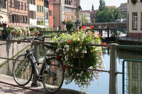 Heldigvis er denne vakre historiske bydelen bevart for ettertiden og oppført på Unescos liste over Verdensarven. Foto: © OTS / Airdiasol - Rothan Strasbourg, Grand Île, gamleby, historiske bysenter, Unescos liste over Verdensarven, bindingsverk, kanaler, Palais Rohan, Nord-Frankrike, Frankrike