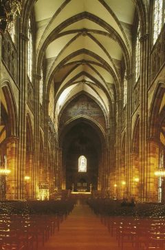 Katedralens dimensjoner gjør inntrykk - det er 34 meters høyde opp til ribbehvelvene. Foto: © OTS / Yves Noto-Campanella Strasbourg, Münster-katedral, Grand Île, gamleby, historiske bysenter, Unescos liste over Verdensarven, bindingsverk, kanaler, Palais Rohan, Nord-Frankrike, Frankrike