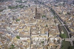 Panorama over Grande-Île - Strasbourgs vakre historiske bysenter, som ligger på en øy i Rhinen. Foto: © OTS / Yves Noto-Campanella Strasbourg, Grand Île, gamleby, historiske bysenter, Unescos liste over Verdensarven, bindingsverk, kanaler, Palais Rohan, Nord-Frankrike, Frankrike
