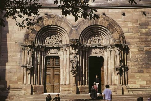 Sørportalene i tverrskipet er i romansk stil - meget vakkert dekorert. Foto: © OTS / Airdiasol - Rothan Strasbourg, Münster-katedral, Grand Île, gamleby, historiske bysenter, Unescos liste over Verdensarven, bindingsverk, kanaler, Palais Rohan, Nord-Frankrike, Frankrike