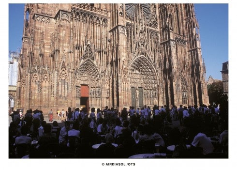 Strasbourgs Münster-katedral er spesielt kjent for sin vakre vestfasade. Foto: © OTS / Airdiasol - Rothan Strasbourg, Maison Kammerzell, Grand Île, gamleby, historiske bysenter, Unescos liste over Verdensarven, bindingsverk, kanaler, Palais Rohan, Nord-Frankrike, Frankrike