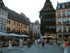Ved Place de la Cathédrale finner du flere hyggelig uteserveringer som du nok må finne deg i å dele med mange turister. Foto: © OTS / Sébastien Hanssens Strasbourg, Maison Kammerzell, Grand Île, gamleby, historiske bysenter, Unescos liste over Verdensarven, bindingsverk, kanaler, Palais Rohan, Nord-Frankrike, Frankrike