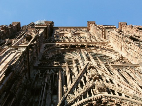 Vestfasaden til Münster-katedralen er kjent for sin overdådig dekorerte vestfasade i gotisk stil. Foto: © OTS / Sébastien Hanssens Strasbourg, Münster-katedral, Grand Île, gamleby, historiske bysenter, Unescos liste over Verdensarven, bindingsverk, kanaler, Palais Rohan, Nord-Frankrike, Frankrike