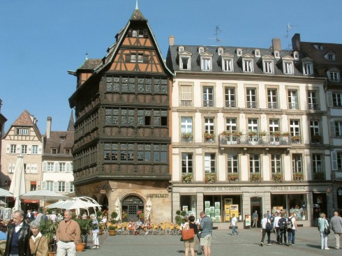 Maison Kammerzell ligger ved samme plass som Strasbourgs Münster-katedral. Foto: © OTS / Sébastien Hanssens Strasbourg, Grand Île, gamleby, historiske bysenter, Unescos liste over Verdensarven, bindingsverk, kanaler, Palais Rohan, Nord-Frankrike, Frankrike