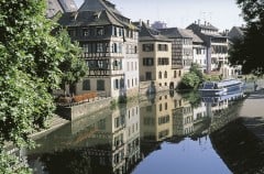 En tur med sightseeingbåt på kanalene er obligatorisk - herfra får du et unikt inntrykk av gamlebyens arkitektur. Foto: © OTS / Jacques Hampe Strasbourg, Musée Alsacien, Grand Île, gamleby, historiske bysenter, Unescos liste over Verdensarven, bindingsverk, kanaler, Palais Rohan, Nord-Frankrike, Frankrike