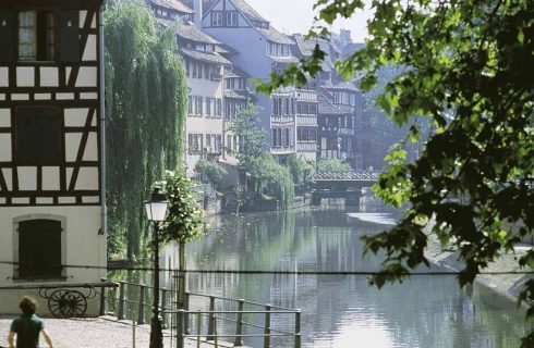 Rett nedenfor Ponts Couverts finner du et lite kanalsystem med idylliske omgivelser. Foto: © OTS / Bernard Naegelen Strasbourg, Maison Kammerzell, Grand Île, gamleby, historiske bysenter, Unescos liste over Verdensarven, bindingsverk, kanaler, Palais Rohan, Nord-Frankrike, Frankrike