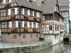 Det er ikke mange byer i Europa som kan varte opp med så gjennomført bevarte historiske bymiljøer som Strasbourg. Foto: © OTS / Sébastien Hanssens Strasbourg, Musée Alsacien, Grand Île, gamleby, historiske bysenter, Unescos liste over Verdensarven, bindingsverk, kanaler, Palais Rohan, Nord-Frankrike, Frankrike