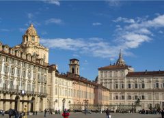 Torinos Piazza Castello er den viktigste plassen i Torinos sentrum. Her finner du blant annet den tidligere kongeresidensen Palazzo Reale, til høyre på bildet Piazza Castello, Torino, Valle d'Aosta og Piemonte, Unescos liste over Verdensarven, barokk-arkitektur, Nord-Italia, Italia