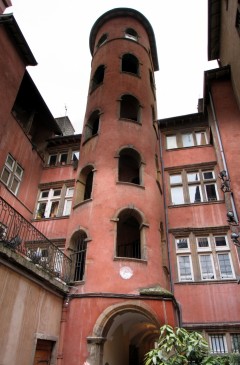 En av Lyons Traboules - denne har både trapper og en gang på grunnplanet. Foto: Chris-73 / Wikipedia Lyon, romertid, Unescos liste over Verdensarven, renessansen, Midt-Frankrike