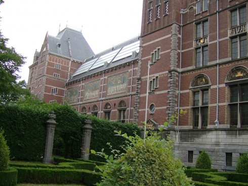 Utenfor Rijksmuseum sto vi en time i kø i regn for å komme inn - bestill derfor billett på nettet når du skal hit. Foto: © reisdit.no Rijksmuseum, Amsterdam, kanaler, Unescos liste over Verdensarven, Nederland