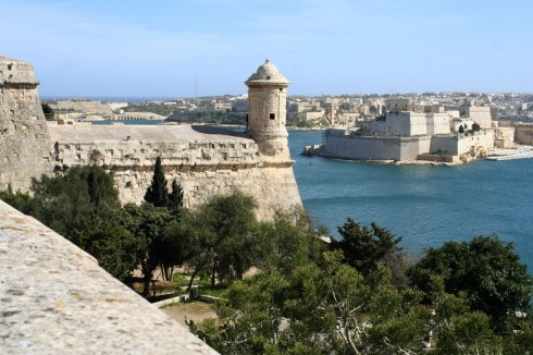 Valletta sett fra Fort St. Elmo - det finnes ikke mange steder i vedren som kan by på slik utsikt. Foto: Thyes / Wikipedia Malta, Gozo, Valletta, Fort St. Elmo, Mdina, Johanitter-ordenen, Jean de vallette, korsfarere, Unescos liste over Verdensarven, Normannere, St Johns Co-Cathedral, St Paul, Paulus