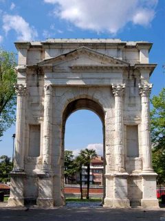 Verona har sin egen triumfbue fra romertiden, må vite - Arco Gavi. Foto: Lo Scaligero / Wikipedia Verona, Arco Gavi, Arena, Piazza delle Erbe, Piazza Signori, Piazza Bra, Unescos liste over Verdensarven, romerriket, antikken, historiske bydeler, gamlebyen, Veneto, Nord-Italia, Italia