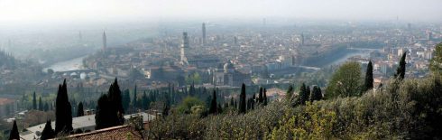 Vakre Verona i morgendis - denne byen har mye å by på av kultur. Foto: Frode Inge Helland / Wikipedia Verona, Arena, Piazza delle Erbe, Piazza Signori, Piazza Bra, Unescos liste over Verdensarven, romerriket, antikken, historiske bydeler, gamlebyen, Veneto, Nord-Italia, Italia
