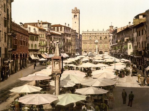 Slik så Piazza delle Erbe ut i år 1895 - også den gang en livlig markedsplass. Foto: trialsanderrors / Flicr Verona, Arena, Piazza delle Erbe, Piazza Signori, Piazza Bra, Unescos liste over Verdensarven, romerriket, antikken, historiske bydeler, gamlebyen, Veneto, Nord-Italia, Italia