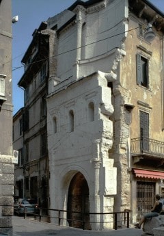 Verona består av mange lag historie - her Porta Leoni - Løveporten - fra romertiden. Foto Pentti Helenius / Wikipedia Verona, Porta Leoni, Arena, Piazza delle Erbe, Piazza Signori, Piazza Bra, Unescos liste over Verdensarven, romerriket, antikken, historiske bydeler, gamlebyen, Veneto, Nord-Italia, Italia