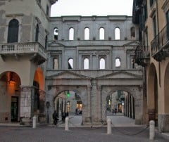 Porta Borsari er en av byportene i Verona fra romertiden - under buene her har folk spasert i cirka to tusen år. Foto: MM / Wikipedia Verona, Porta Borsari, Arena, Piazza delle Erbe, Piazza Signori, Piazza Bra, Unescos liste over Verdensarven, romerriket, antikken, historiske bydeler, gamlebyen, Veneto, Nord-Italia, Italia