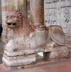 Den vesle baldakinen på vestfasaden til San Zeno er båret av to løver fra romertiden. Foto: MM / Wikipedia Verona, San Zeno, Arena, Piazza delle Erbe, Piazza Signori, Piazza Bra, Unescos liste over Verdensarven, romerriket, antikken, historiske bydeler, gamlebyen, Veneto, Nord-Italia, Italia