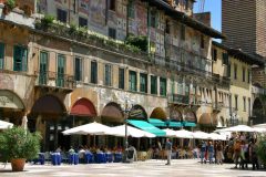 Piazza delle Erbe med det freskodekorerte Casa Mazzanti - en espresso på kafeen her er obligatorisk. Foto: Dan Kamminga / Wikipedia Verona, Casa Mazzanti, Arena, Piazza delle Erbe, Piazza Signori, Piazza Bra, Unescos liste over Verdensarven, romerriket, antikken, historiske bydeler, gamlebyen, Veneto, Nord-Italia, Italia